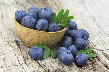 新鲜蓝莓小吃木头水果果味厨房营养食物甜点叶子蓝色图片