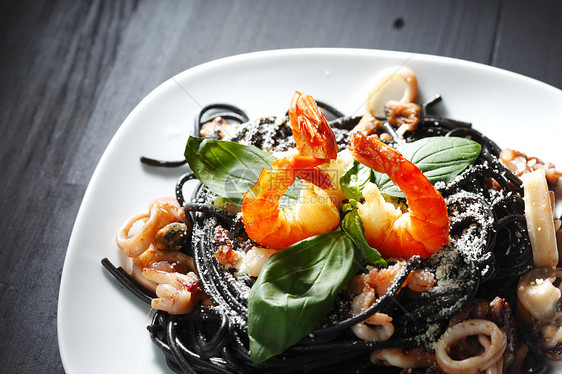 黑意面加海鲜乌贼食物贝类香料蔬菜沙拉叶子大虾桌子餐厅图片