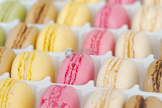 色彩多彩的马卡龙奶油食物美食糖果甜点糕点饼干白色盒子蛋糕图片