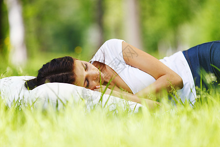 睡在草地上的女人白色睡眠公园绿色枕头女性自由场地女孩毯子图片