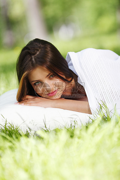 睡在草地上的女人毯子场地女孩女性公园枕头自由睡眠图片