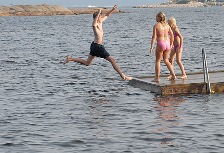 斯堪的纳维亚人的生活方式-在码头玩图片