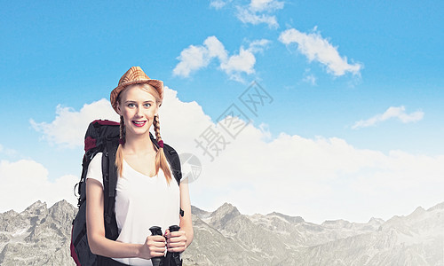 青年妇女登山女旅行家岩石地平线远足者环球冒险活动娱乐成功旅行图片