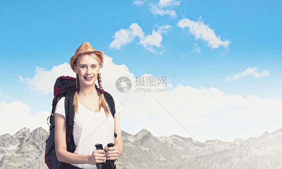 青年妇女登山女旅行家岩石地平线远足者环球冒险活动娱乐成功旅行图片