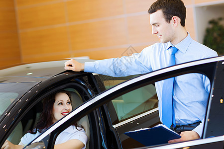 在汽车沙龙的年轻女子成人推销员顾问咨询经销商销售员租赁商业驾驶客户图片