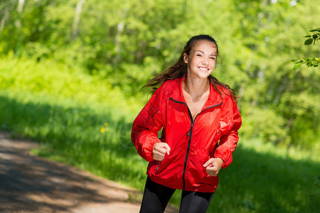 年轻 健康的女运动运动员跑步森林行动锻炼女性成人慢跑者音乐日落钻头图片