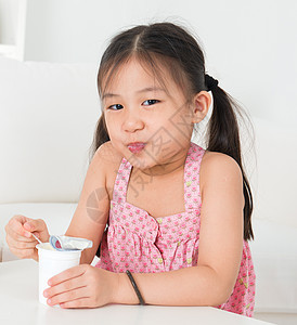 亚裔小孩吃酸奶图片