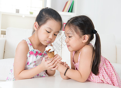 儿童吃冰淇淋锥图片