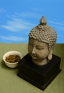 buddha 雕像和茶叶叶图片