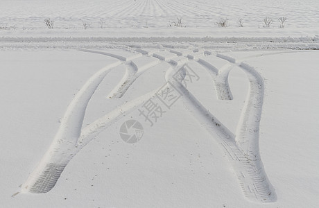 雪上车轮印痕迹暴风雪车轮白色打印季节地形烙印图片