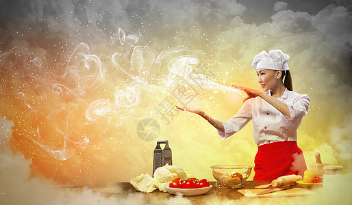 亚洲女性用魔法烹饪杯子面粉沙拉饮食成人蔬菜魔术师胡椒空气围裙图片