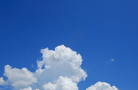 蓝色天空中的云白色气氛日光背景图片