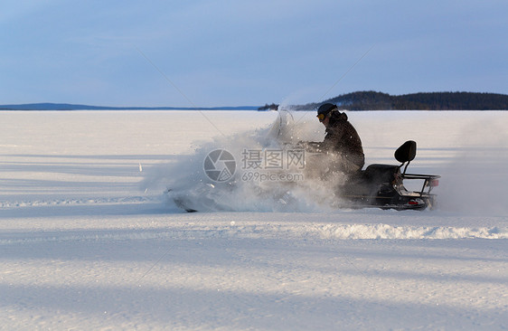 男子骑雪车旅行雪地引擎摩托速度追求车辆动作冒险乐趣图片