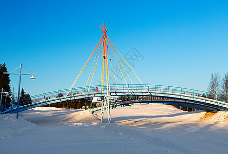 冬季风景背景的小型桥架上的小桥图片