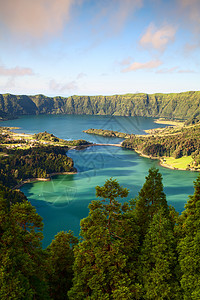 亚速尔群岛著名的卡路德拉地质火山群岛植物火山口风景山脉场地树木草地图片