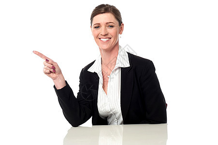 微笑的女专业女士指向远方雇主企业家快乐管理人员顾问专家女性手指员工中年图片