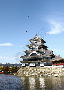 日本的松本城堡武士游客建筑学旅游公园旅行地标蓝色建筑文化图片