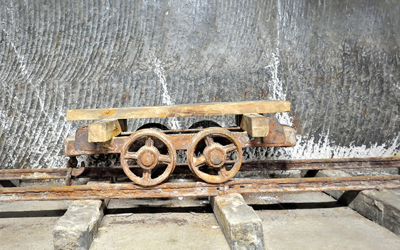 盐矿里面的旧马车木头车皮探索车轮矿物开发运输图片
