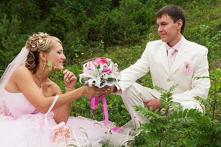 新郎和新娘的大自然白色女性套装成人庆典裙子男人粉色夫妻花束图片