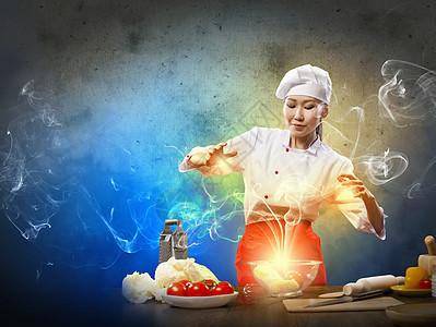 亚洲女性用魔法烹饪魔术师手指蔬菜胡椒沙拉杯子帽子成人饮食食物图片