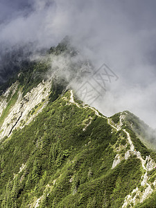 从赫尔佐格站到海因加登的山脊上徒步旅行图片