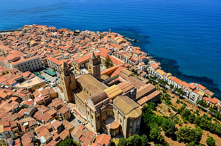 西西里Cefalu村和大教堂的空中观察图片