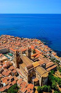 西西里Cefalu村和大教堂的垂直空中观察图片