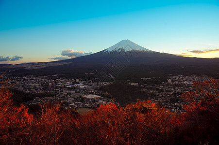 藤山的顶景色知觉反射假期风景旅行花头粉色地标地点蓝色图片