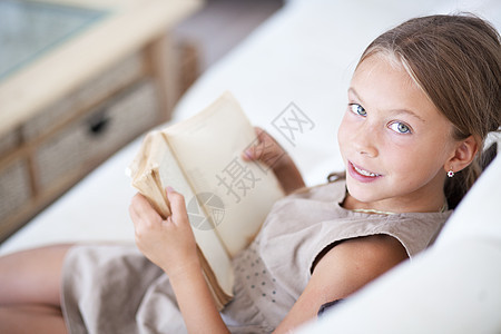 儿童阅读书知识分子阅读学习孩子空闲青年闲暇女孩房子时间图片