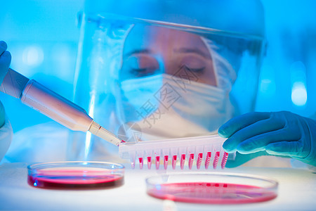 在实验室中工作 保护程度高 从事有高度保护的工作面具技术安全盘子药店基因生物学实验女士药品图片