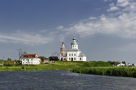 河边的白俄罗斯教堂图片