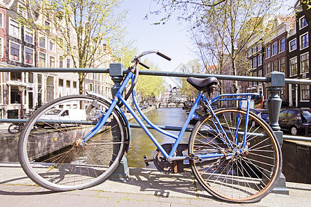 荷兰阿姆斯特丹一座桥上的老旧自行车图片