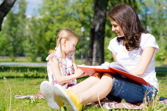 女孩和年轻女子一起阅读一本书场地拥抱老师童年女儿学习女性后院婴儿成人图片