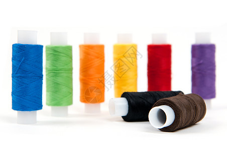 一套白色背景的缝纫线圆圈衣服材料彩虹工艺团体针织爱好织物细绳图片