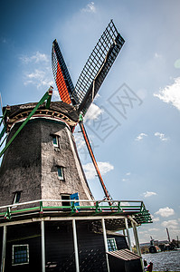 荷兰风车村荷兰风车瓷砖蓝色天空能源翅膀木头建筑背景