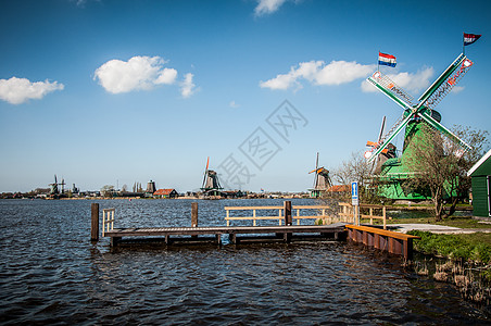 荷兰风车村荷兰风车木头翅膀瓷砖蓝色天空能源建筑背景