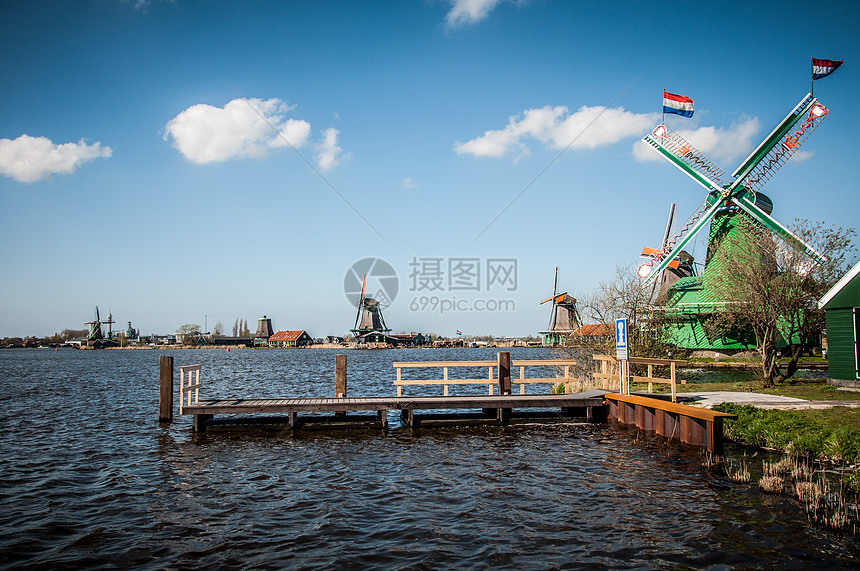 荷兰风车木头翅膀瓷砖蓝色天空能源建筑图片