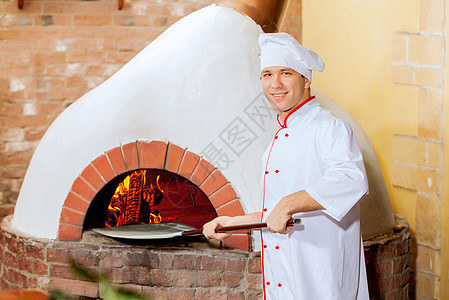 年轻男厨师食物厨房餐厅用具烘烤工作微笑糕点餐饮面包师图片