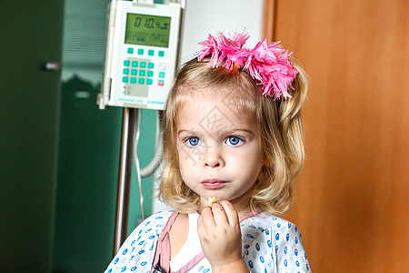 住院女童状况诊所生理微笑静脉住院治疗病人小女孩静脉袋医疗图片