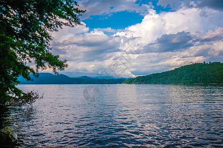 环绕湖面的风景骑手蓝色外表旅行峡谷远景反射日出远足公园图片