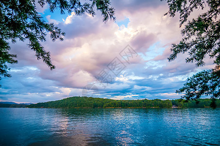 环绕湖面的风景外表树木蓝色丘陵峡谷日出日落全景骑手森林图片