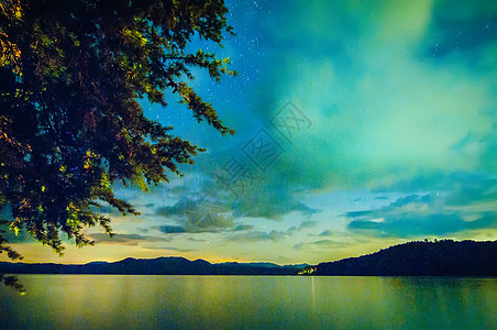 环绕湖面的风景外表远足太阳旅行日出森林公园日落全景远景图片