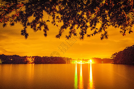 环绕湖面的风景蓝色森林太阳全景远足丘陵反射公园树木日落图片