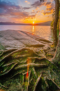 环绕湖面的风景蓝色公园生态日落峡谷旅行全景丘陵骑手森林图片