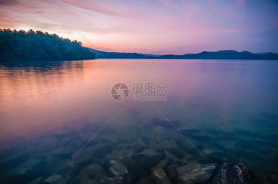 湖边蓝时日落太阳外表全景森林峡谷公园旅行风景远景反射图片