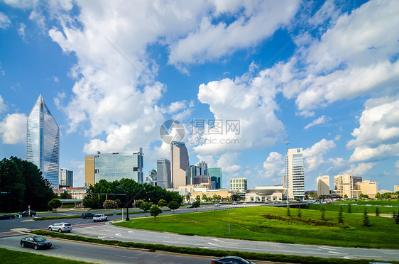 北卡罗莱纳州北部Charlotte的天线和城市街道a住宅区中心运输城市晴天工匠商店蓝色精神天际图片