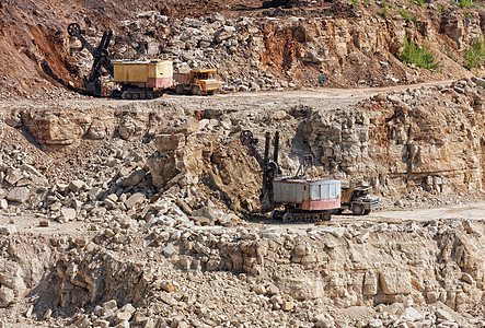 大型卡车和挖土机从事采矿事业图片
