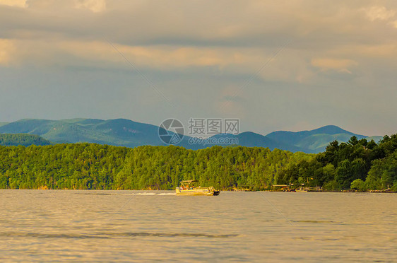 环绕湖面的风景公园全景树木远足骑手反射峡谷外表太阳日出图片