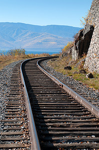 环贝加尔湖铁路  历史悠久的铁路沿俄罗斯伊尔库茨克地区的贝加尔湖运行火车建筑学工程通道海岸线运输岩石孤独机车铁轨图片