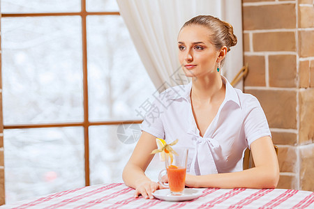 咖啡馆的漂亮女人咖啡店女孩成人服务阅读衣服午餐女性微笑快乐图片